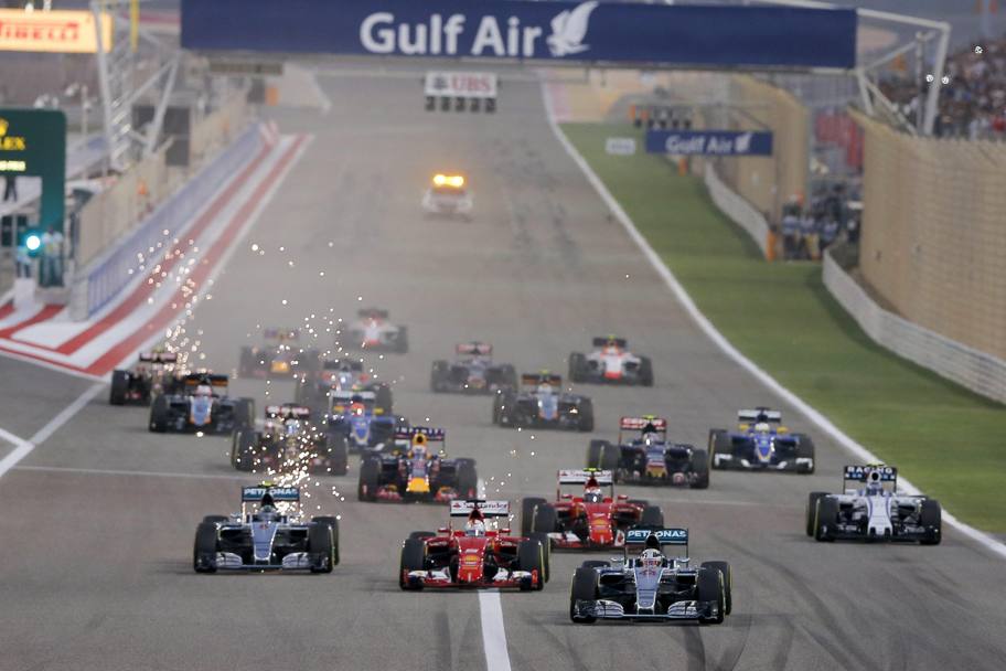 Il via del GP: Hamilton scatta davanti a Vettel. Getty